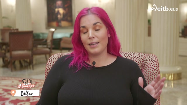 Burger con verduras asadas, guisantes y pan de remolacha