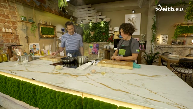 Zerba eta borraja salteatuak mihilu kremarekin eta arrautza egosiarekin